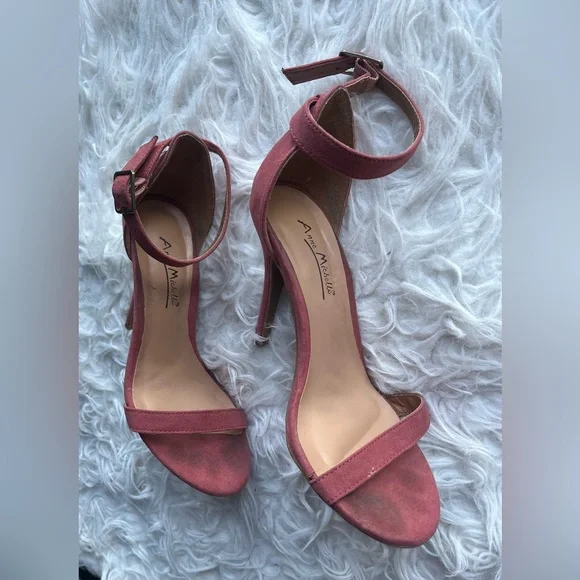 Heels - Picture 3 of 4